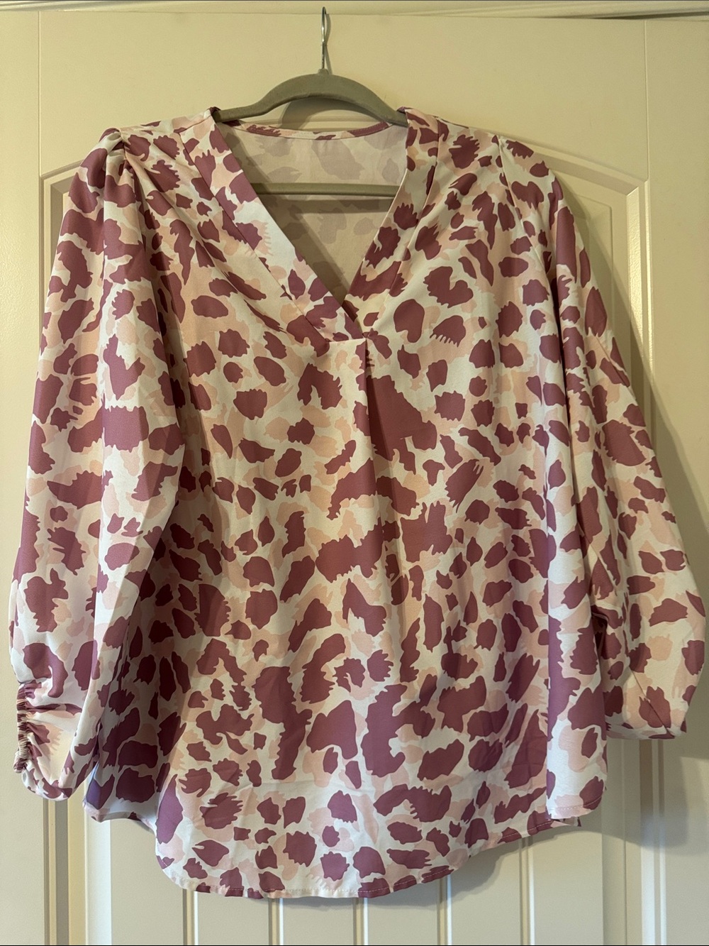 Women's V-Neck Puff Sleeve Blouse in Mauve Spot